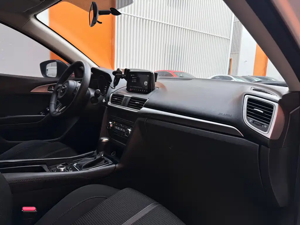 Mazda 3 Axela 2017 — фото 20