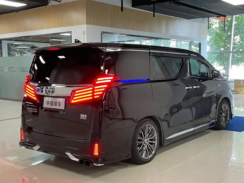 Toyota Alphard 2021 — фото 34