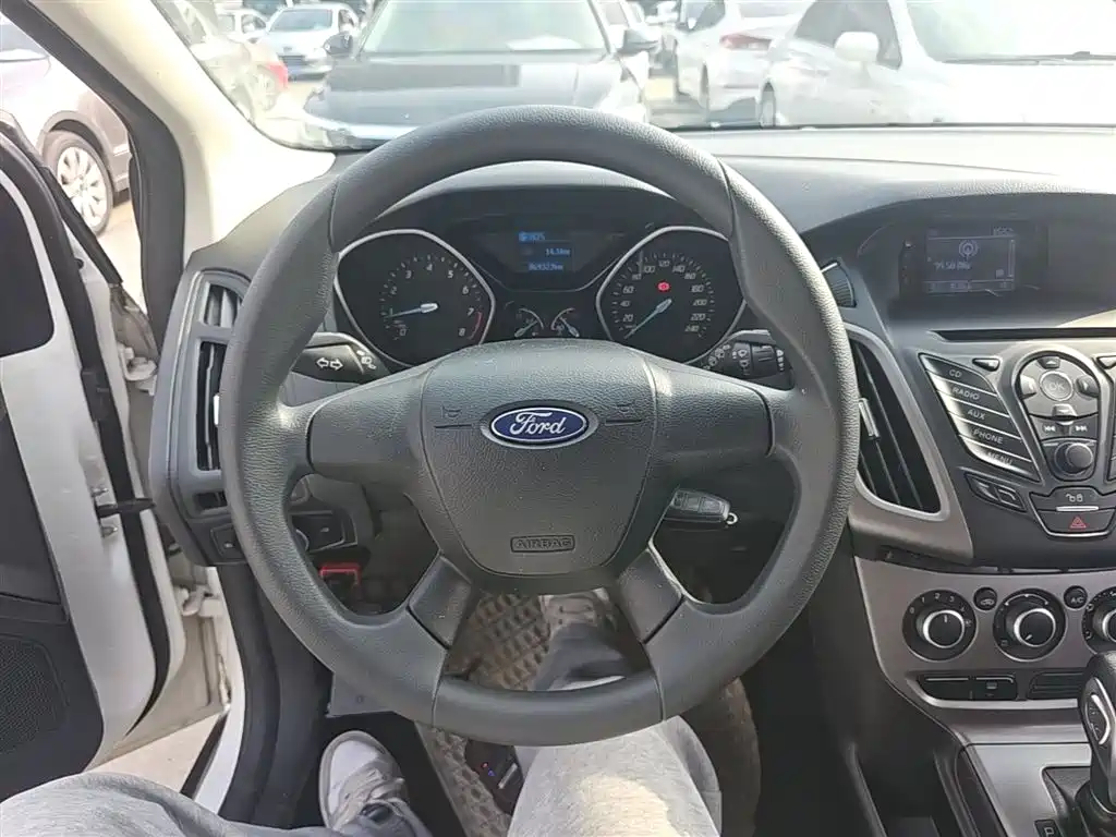 Ford Focus 2014 — фото 11