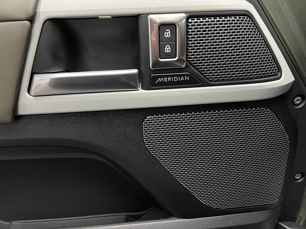 Land Rover Defender 2022 — фото 23
