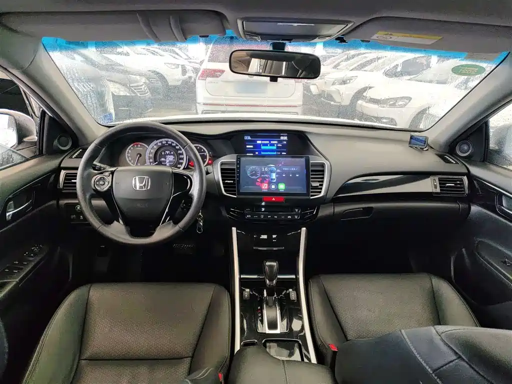 Honda Accord 2017 — фото 10