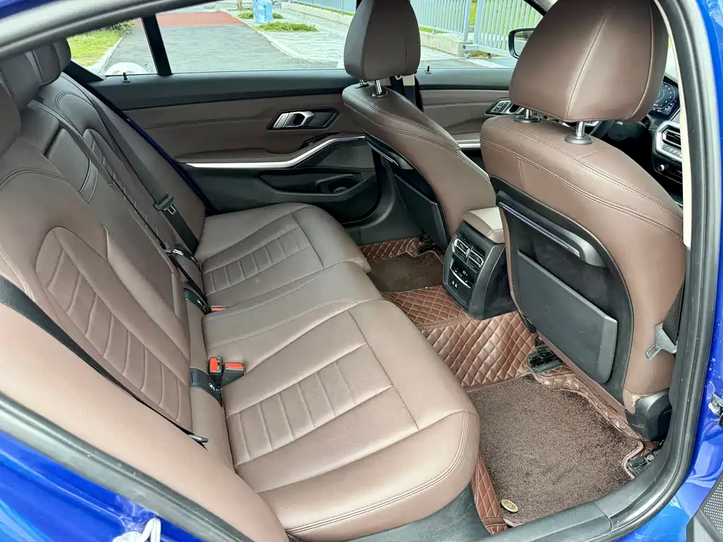 BMW 3 Series 2019 — фото 11