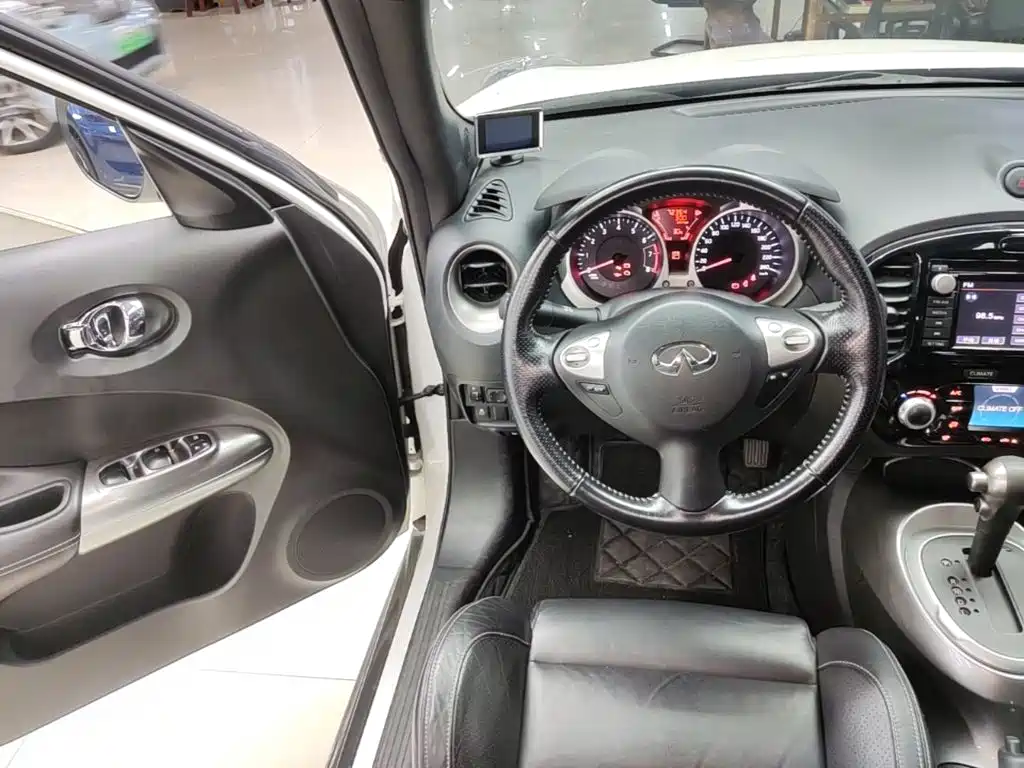 Infiniti ESQ 2017 — фото 11