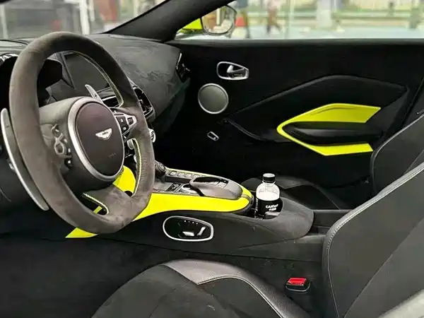 Aston Martin V8 Vantage 2019