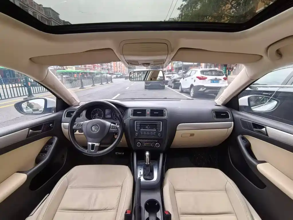 Volkswagen Sagitar 2014