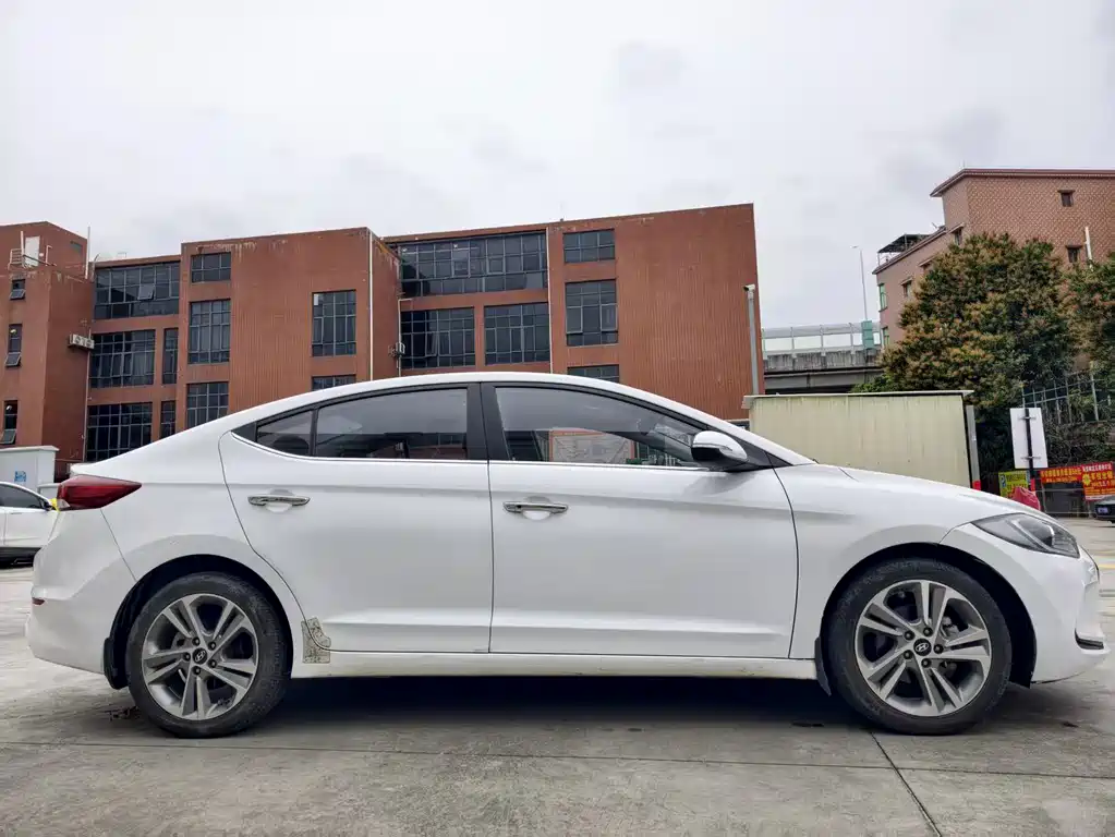 Hyundai Elantra 2018 — фото 4