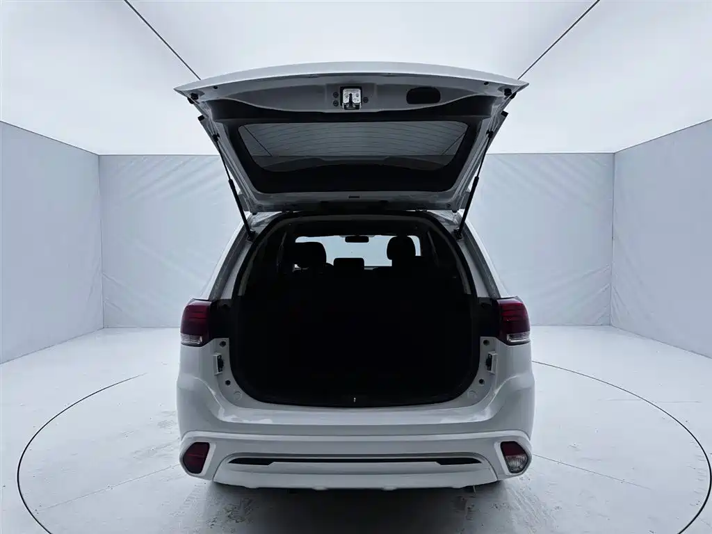 Mitsubishi Outlander 2022 — фото 9