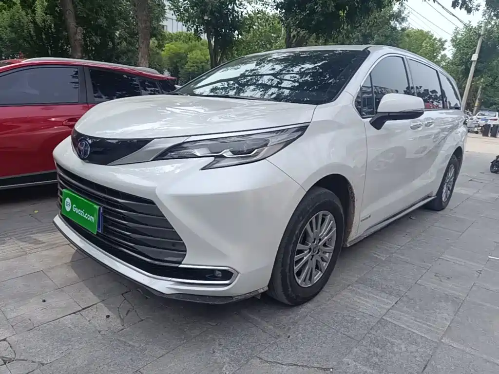 Toyota Sienna 2023 — фото 1