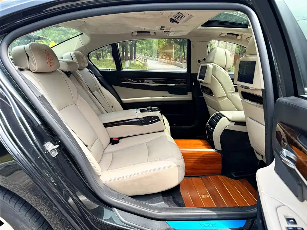 BMW 7 Series 2012 — фото 20