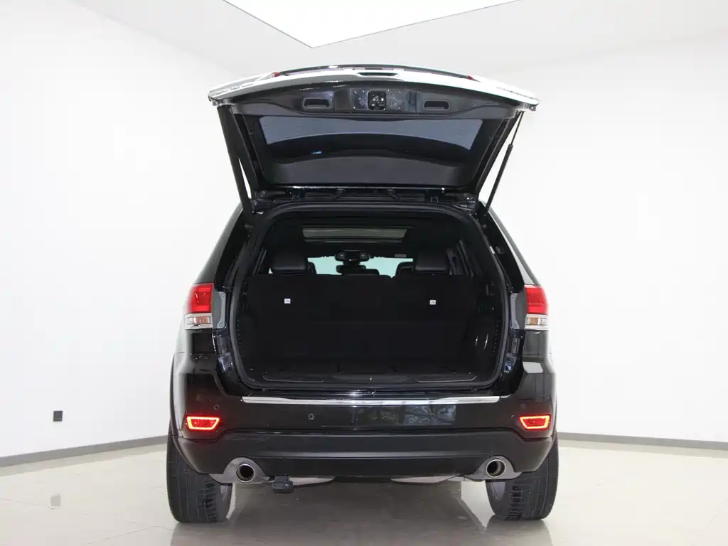 Jeep Grand Cherokee 2018 — фото 13