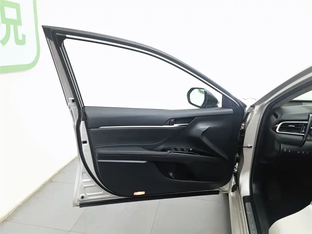 Toyota Camry 2022 — фото 8