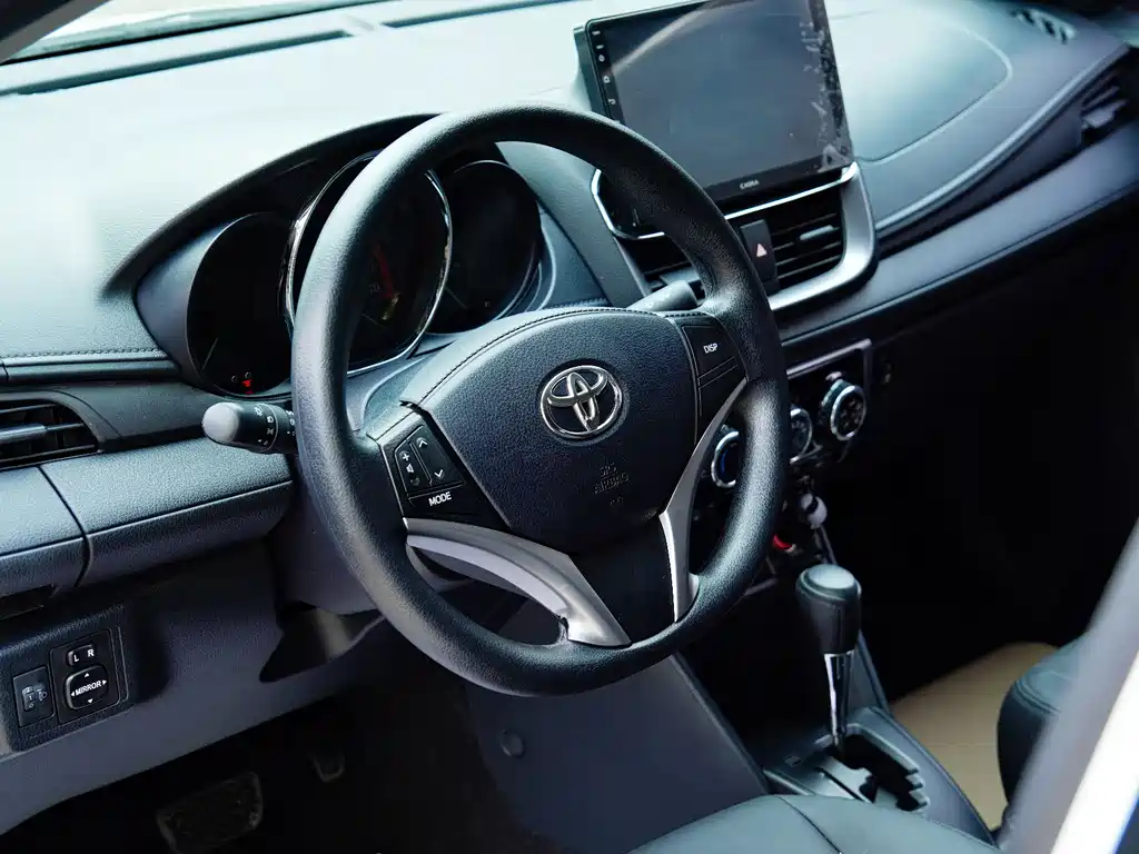 Toyota Yaris L 2022 — фото 11