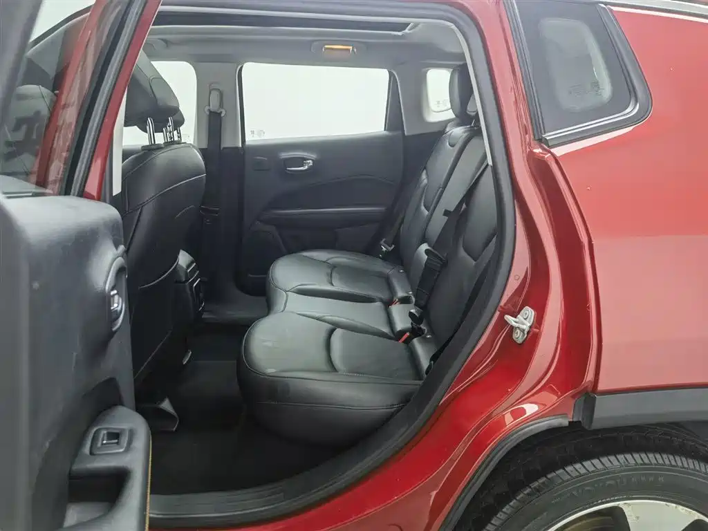 Jeep Compass 2018 — фото 15