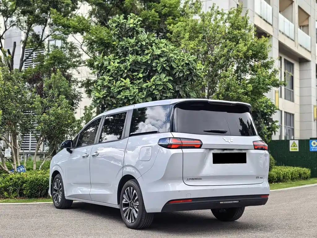 Wuling Starlight 730 EV 2025