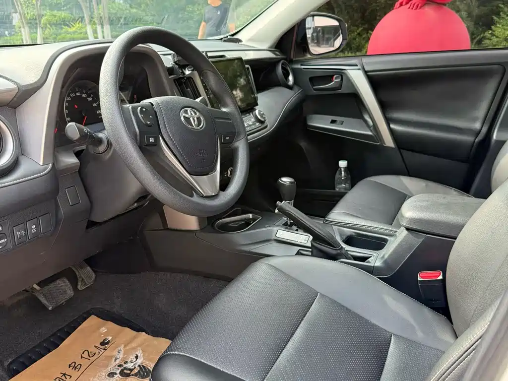 Toyota RAV4 2018 — фото 4
