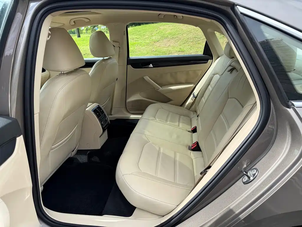 Volkswagen Passat 2012 — фото 8