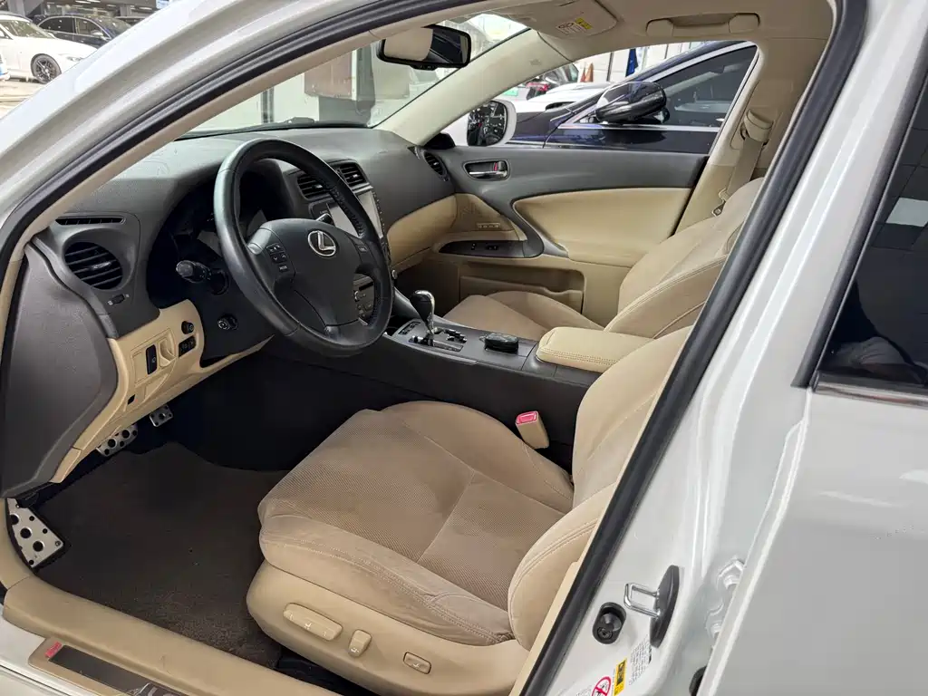 Lexus IS 2010