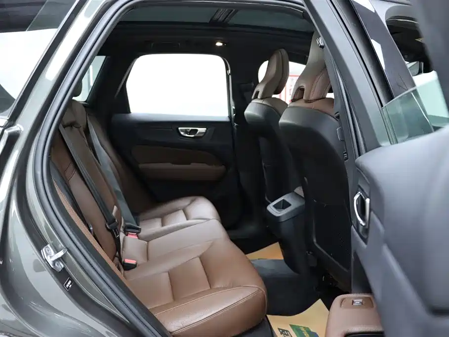 Volvo XC60 2021 — фото 10