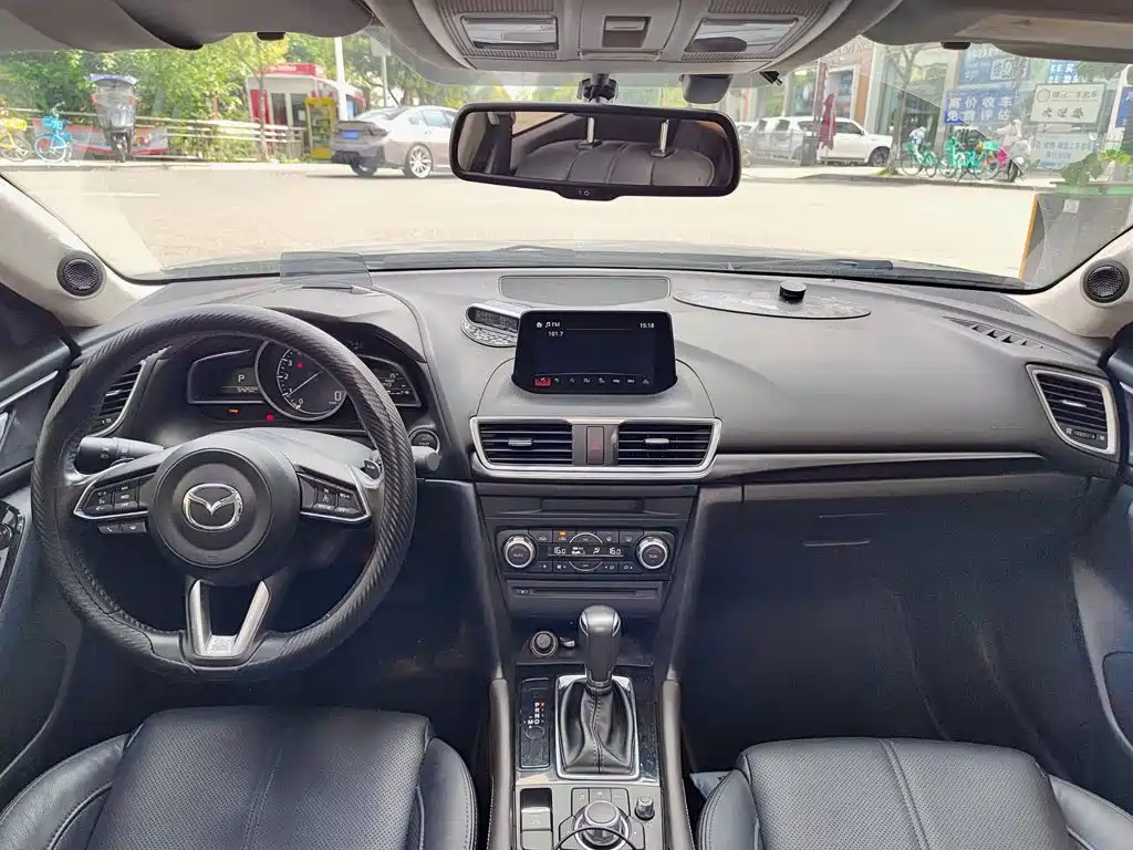 Mazda 3 Axela 2018 — фото 10