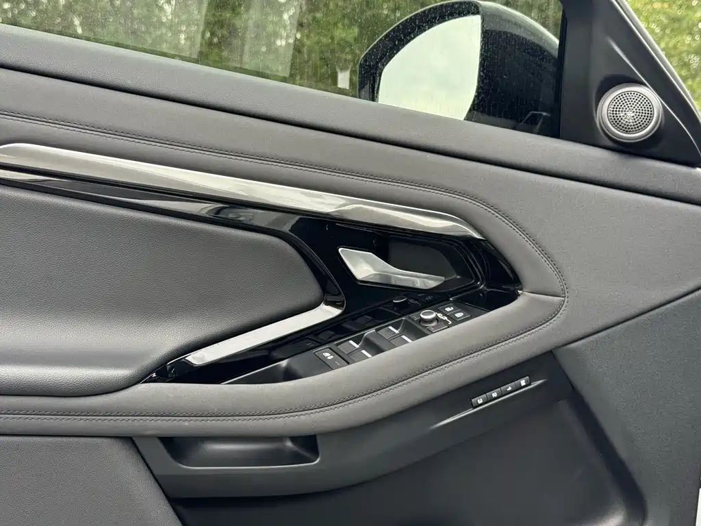Land Rover Range Rover Evoque 2023 — фото 9