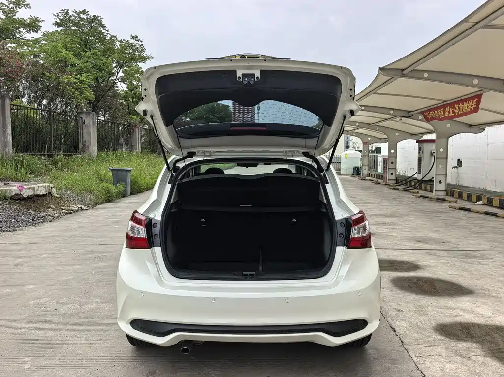 Nissan Tiida 2016 — фото 19