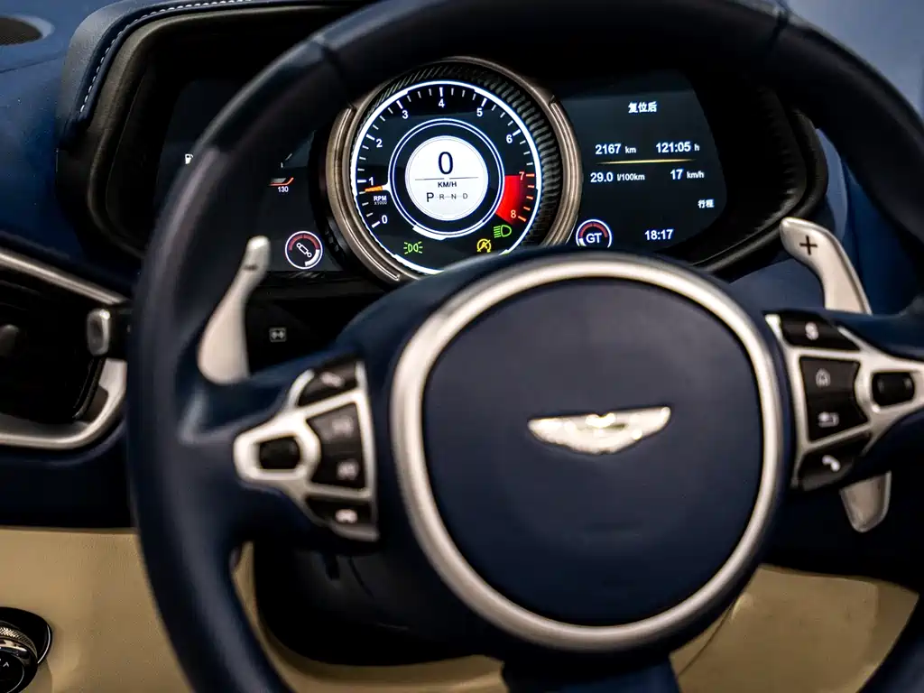 Aston Martin DB11 2019 — фото 11