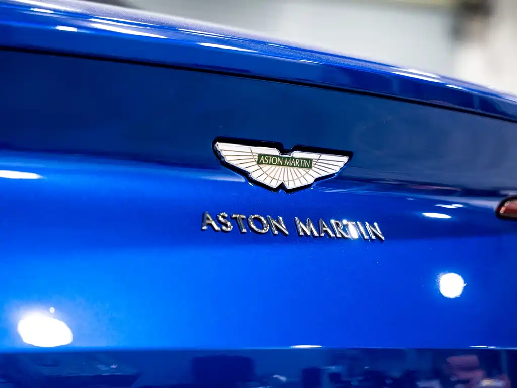 Aston Martin DB11 2019 — фото 14