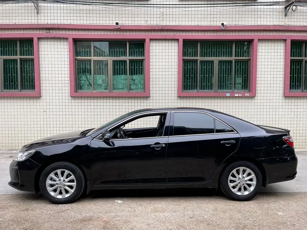 Toyota Camry 2017 — фото 16