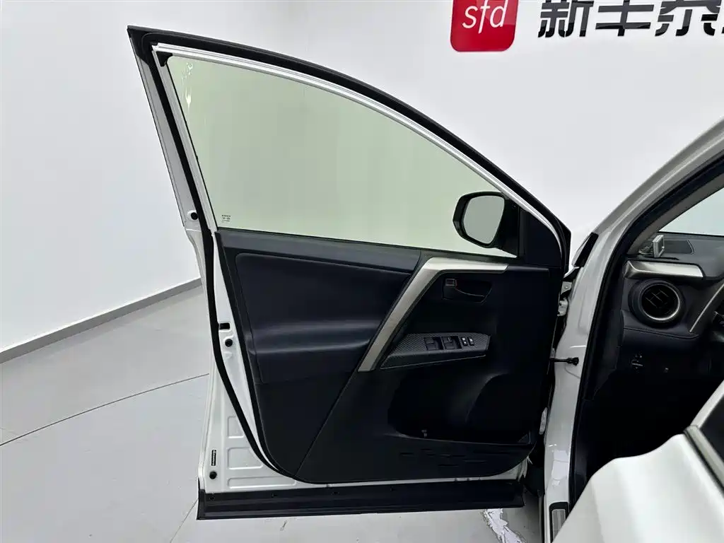 Toyota RAV4 2015 — фото 8
