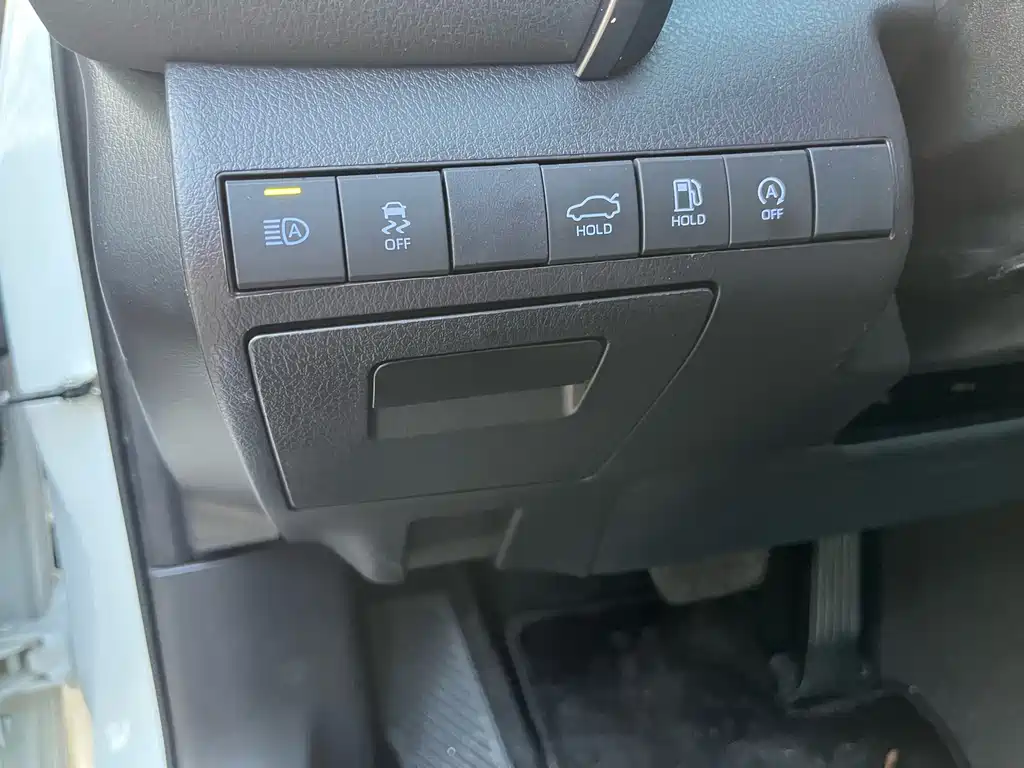 Toyota Camry 2023 — фото 16