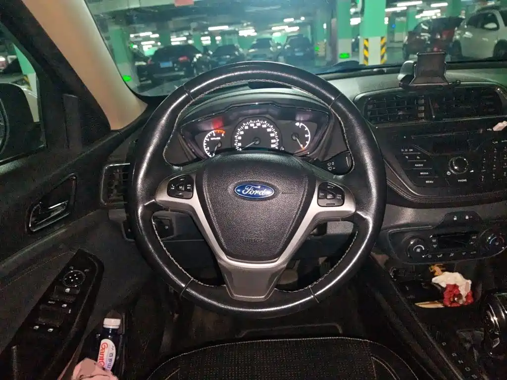 Ford Escort 2015 — фото 11