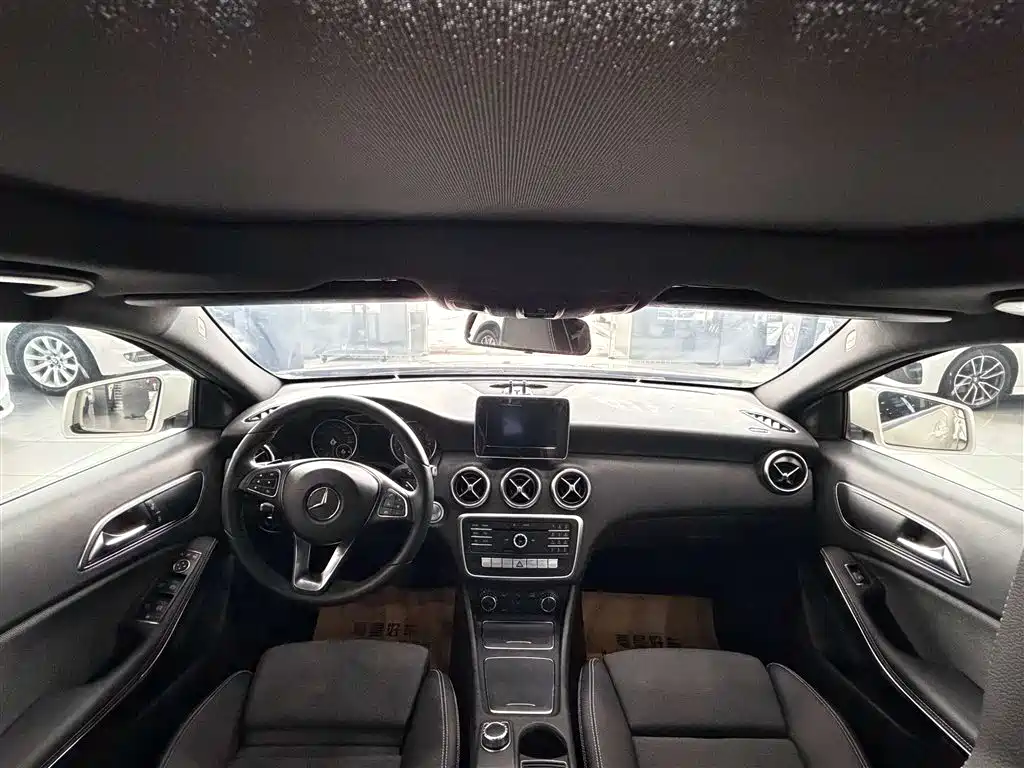 Mercedes-Benz A-Class 2018 — фото 16