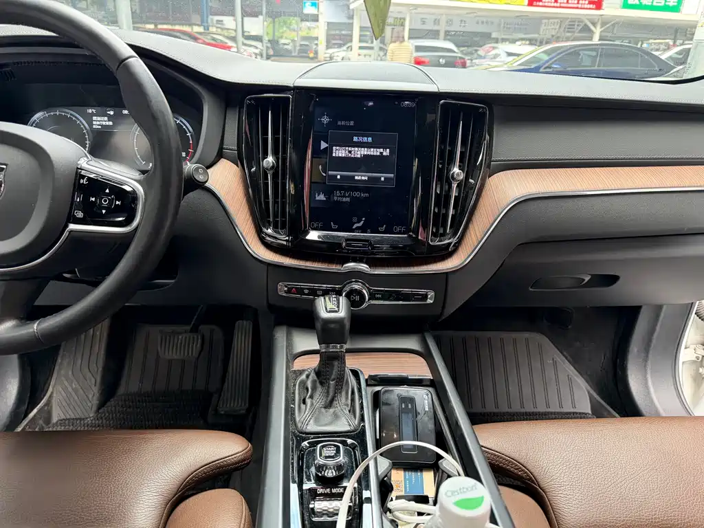 Volvo XC60 2021 — фото 12