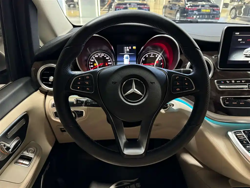 Mercedes-Benz V-Class 2020 — фото 16