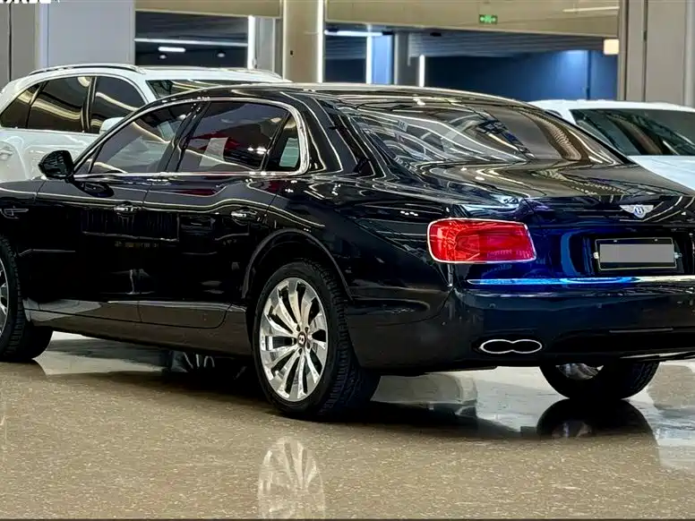 Bentley Flying Spur 2019 — фото 19