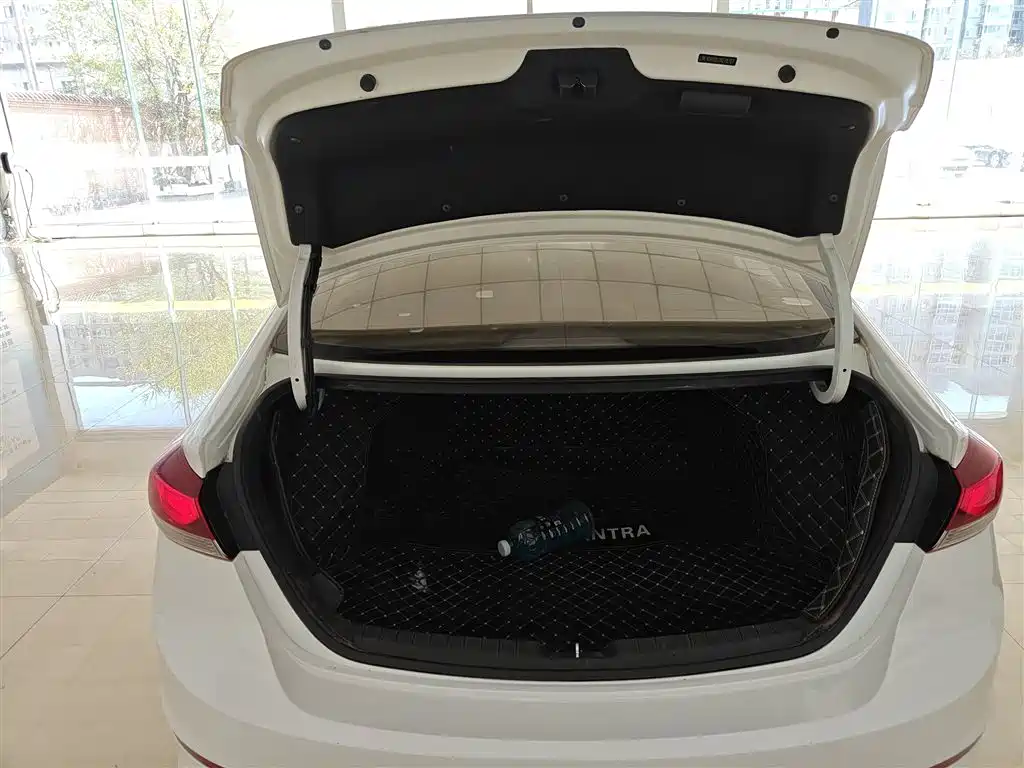 Hyundai Elantra 2018 — фото 19