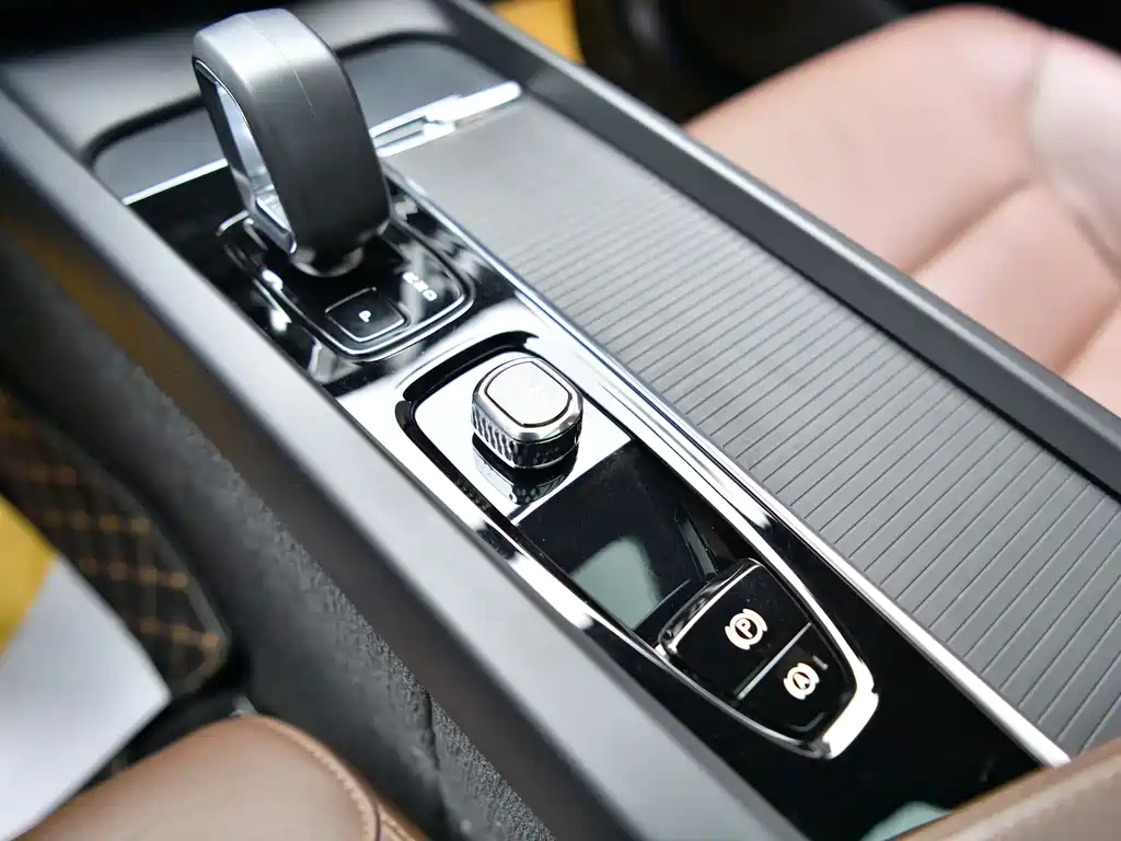 Volvo XC60 2023 — фото 13