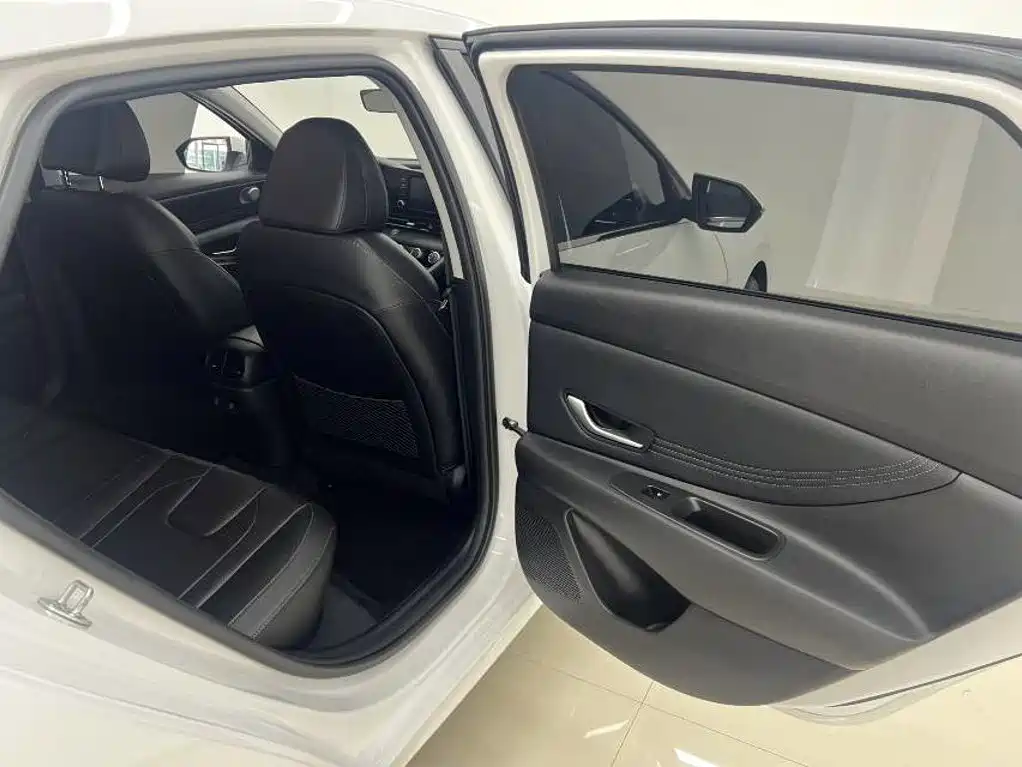 Hyundai Elantra 2023 — фото 12