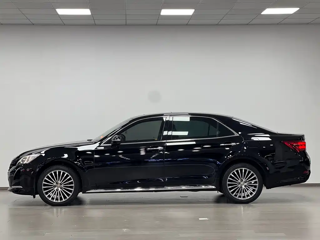 Toyota Crown 2018 — фото 13