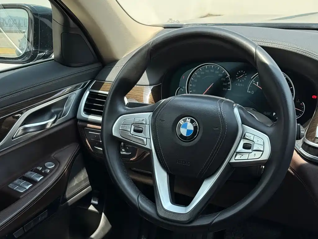 BMW 7 Series 2017 — фото 24