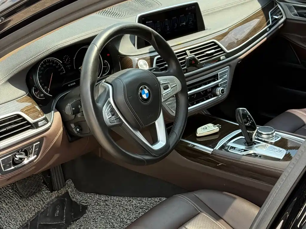 BMW 7 Series 2017 — фото 11