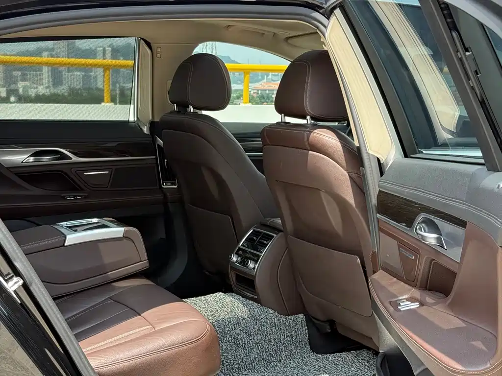 BMW 7 Series 2017 — фото 17