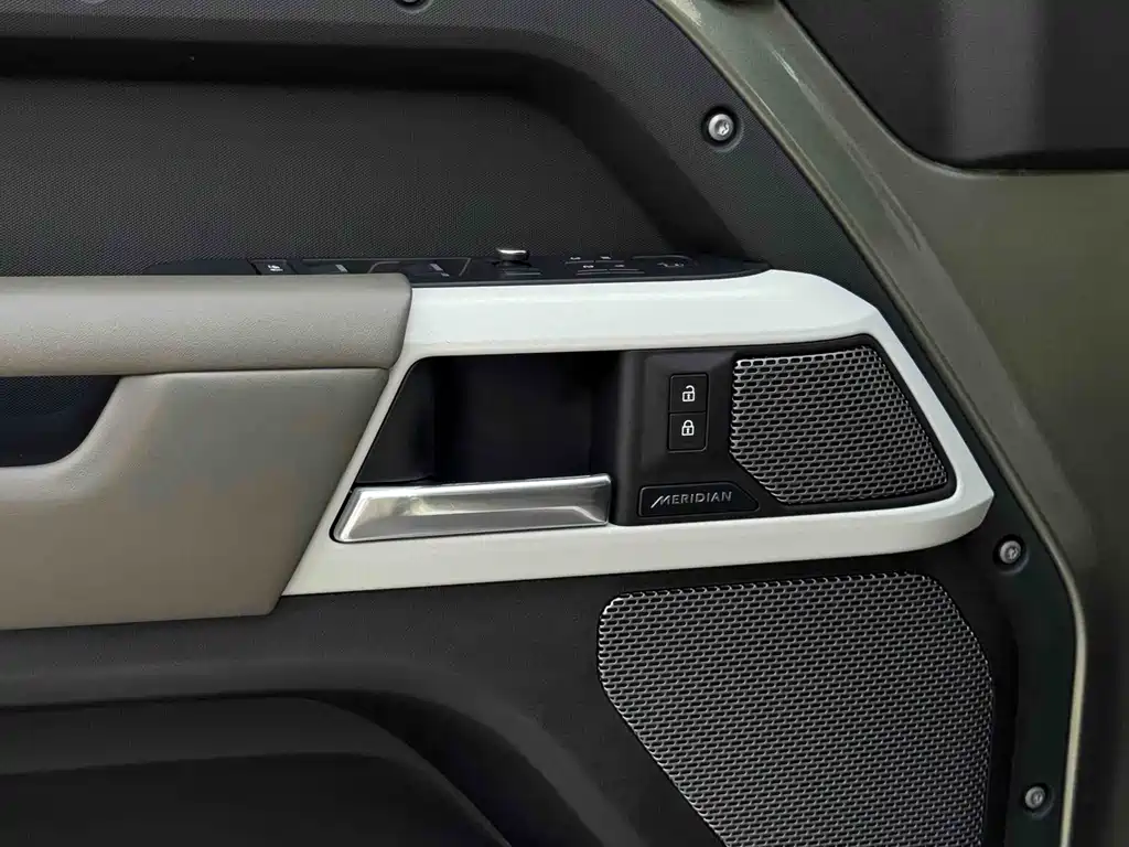 Land Rover Defender 2021 — фото 11