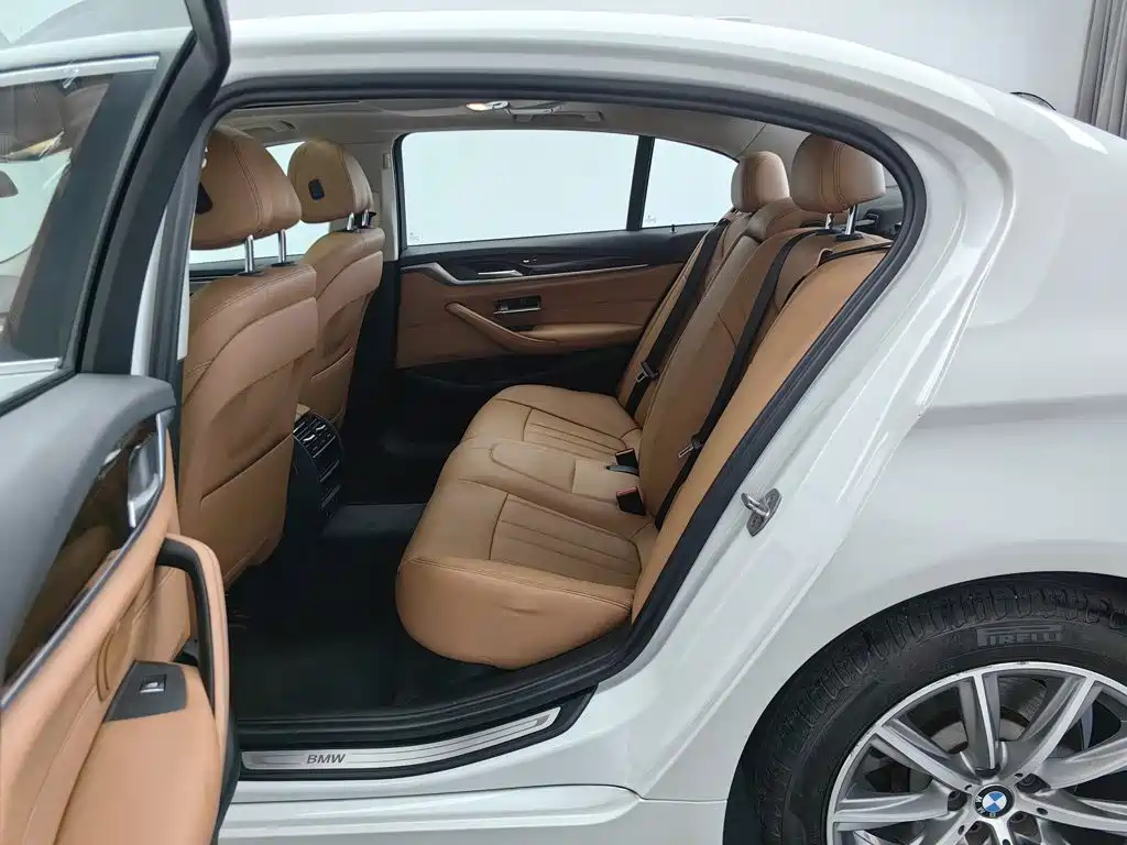 BMW 5 Series 2017 — фото 15