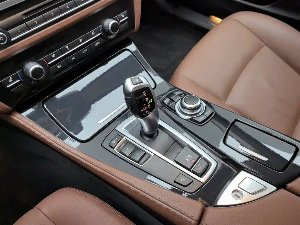 BMW 5 Series 2016 — фото 13