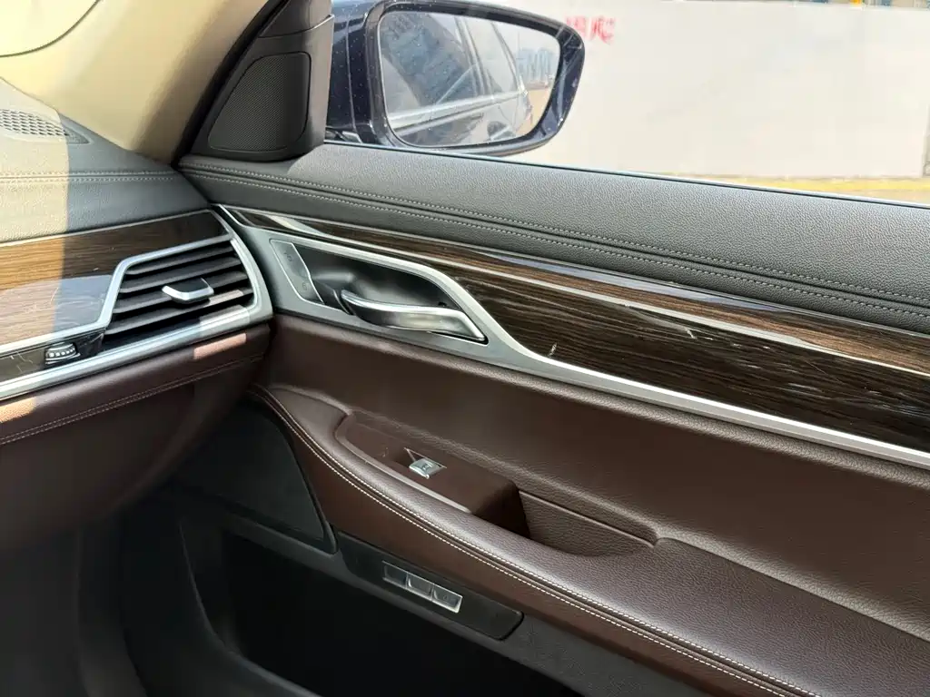 BMW 7 Series 2017 — фото 26