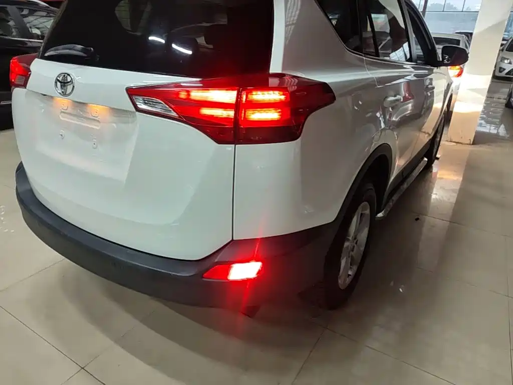 Toyota RAV4 2015 — фото 8
