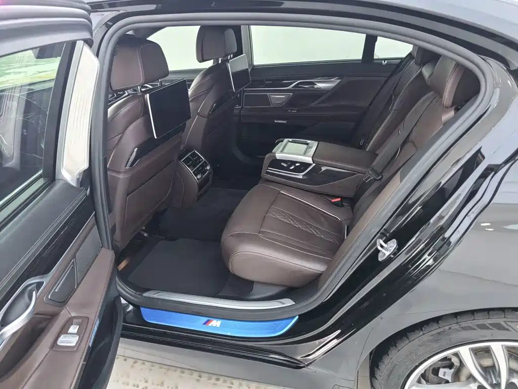 BMW 7 Series 2018 — фото 8