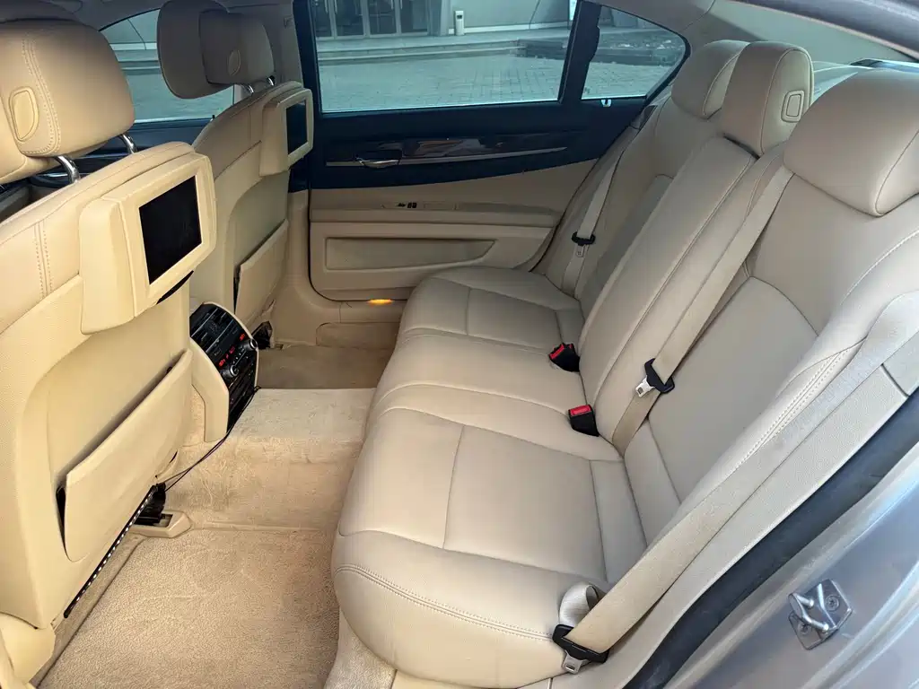 BMW 7 Series 2011 — фото 13
