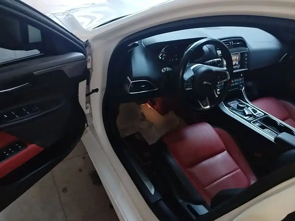 Jaguar XE 2017 — фото 16
